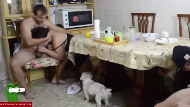 Dos amigas quieren rabo y se montan un cuarteto gui017