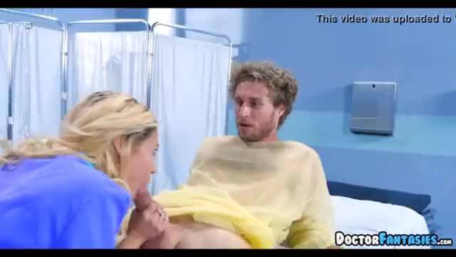 Enfermeira safada fazendo boquete no paciente